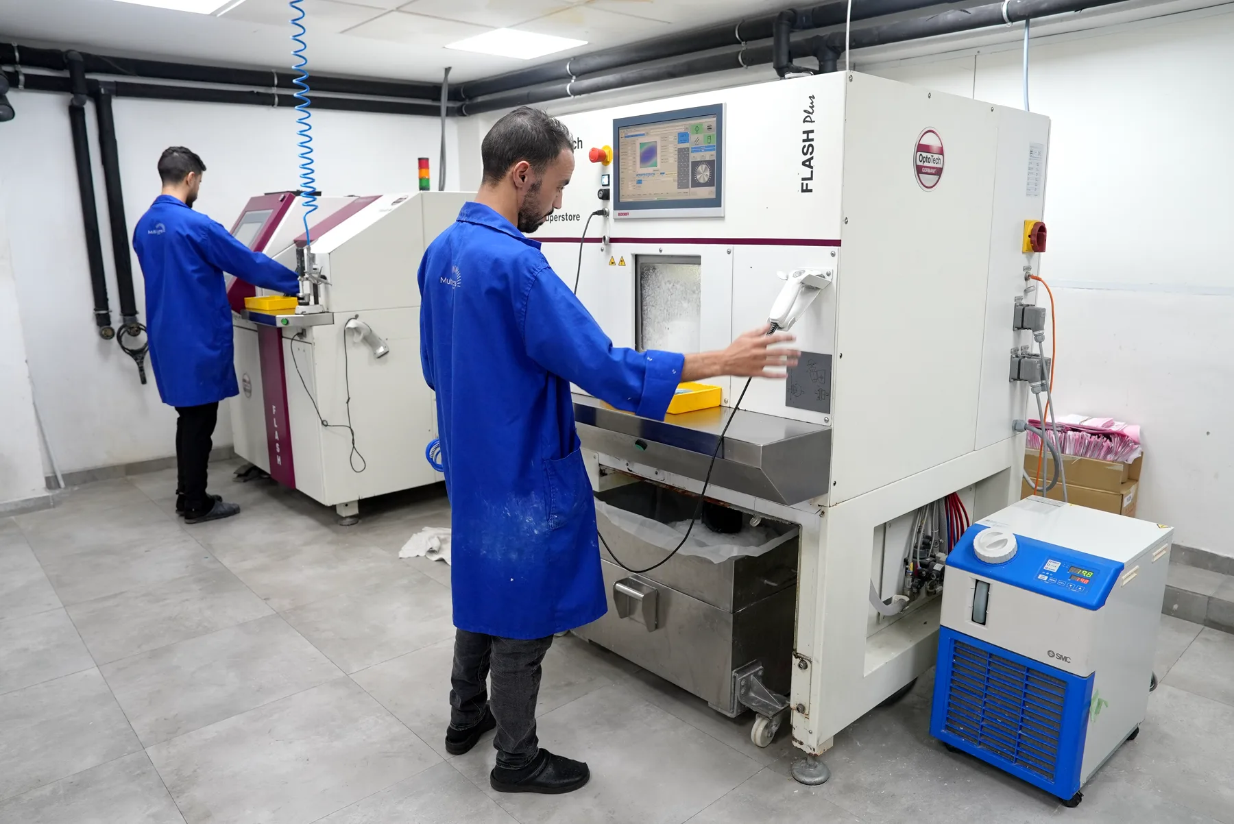 Techniciens au laboratoire Technoptic